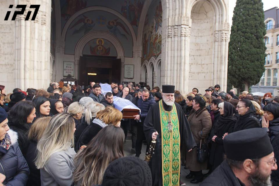 გაზის აფეთქების შედეგად გარდაცვლილები ქაშვეთის ტაძრიდან გამოასვენეს - ფოტოები გასვენებიდან